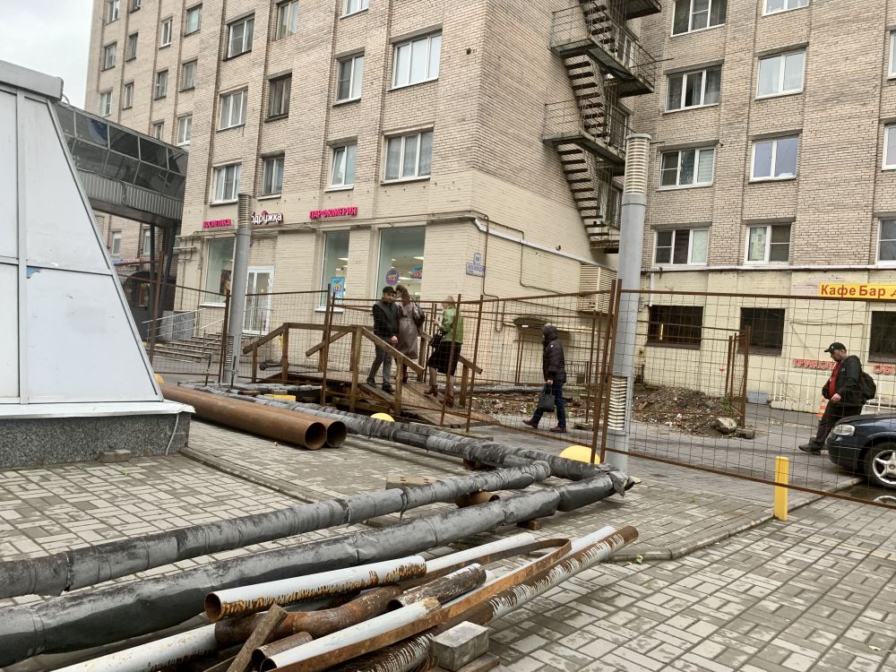 Специалисты АО «Теплосеть Санкт-Петербурга» завершили монтаж, диагностику и подключение временного трубопровода в рамках работ по реконструкции распределительной сети «Наличная» в Василеостровском районе.